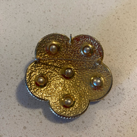 Brooch in gold tone with pearls shaped like a poppy. Can be worn as a necklace - Picture 9 of 10